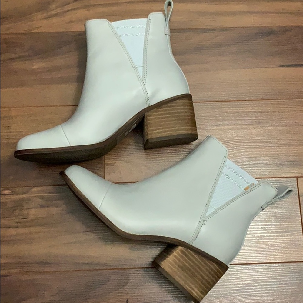 Toms light grey booties, new